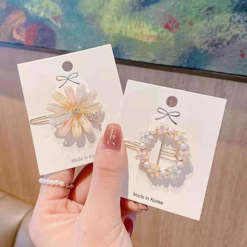 4 szt. modnych nowych kwiatowych kryształowych wsuwek do włosów, proste akcesoria do włosów i klipsy do włosów w kształcie żaby na grzywkę i górę włosów.