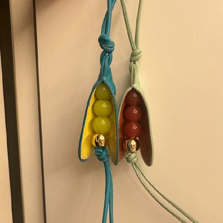 Handmade Pea Shape Key Holder Youthful Backpack Ornament Leather Texture Unique Key Pendant Suitable for Key and Car