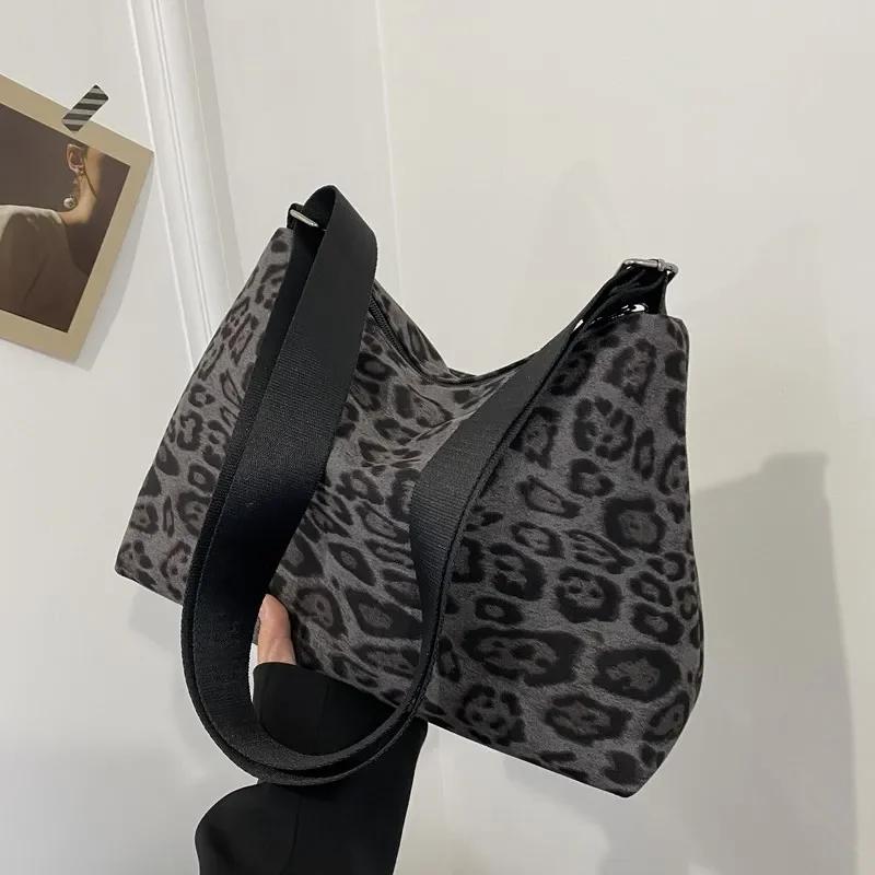 Nylonová taška přes rameno s leopardím vzorem vysoce kvalitní velkokapacitní módní měkká oblíbená crossbody kabelka