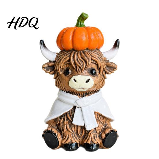 Herbst Heimdeko Niedliche Sitzende Hochlandkuh Kürbis Figur, Harz Statue Ornament Tierstatuen für Ernte Dekoration, Herbst mehrstöckiges Tablett Tischplatte