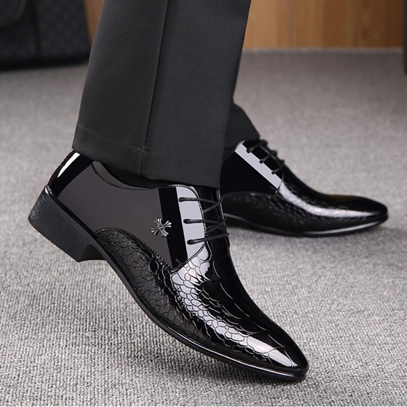 Really soft suit men's leather shoes men's flat groom bright dress young pointed boys casual wedding shoes spring and autumn