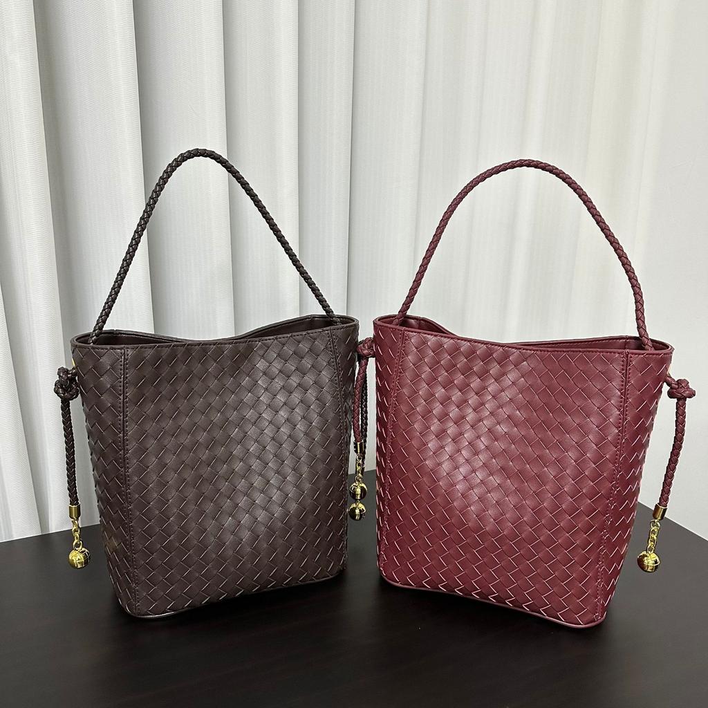 2025 New medieval fashion versatile leather square shoulder underarm crossbody tote bag woven bag hand bucket bag