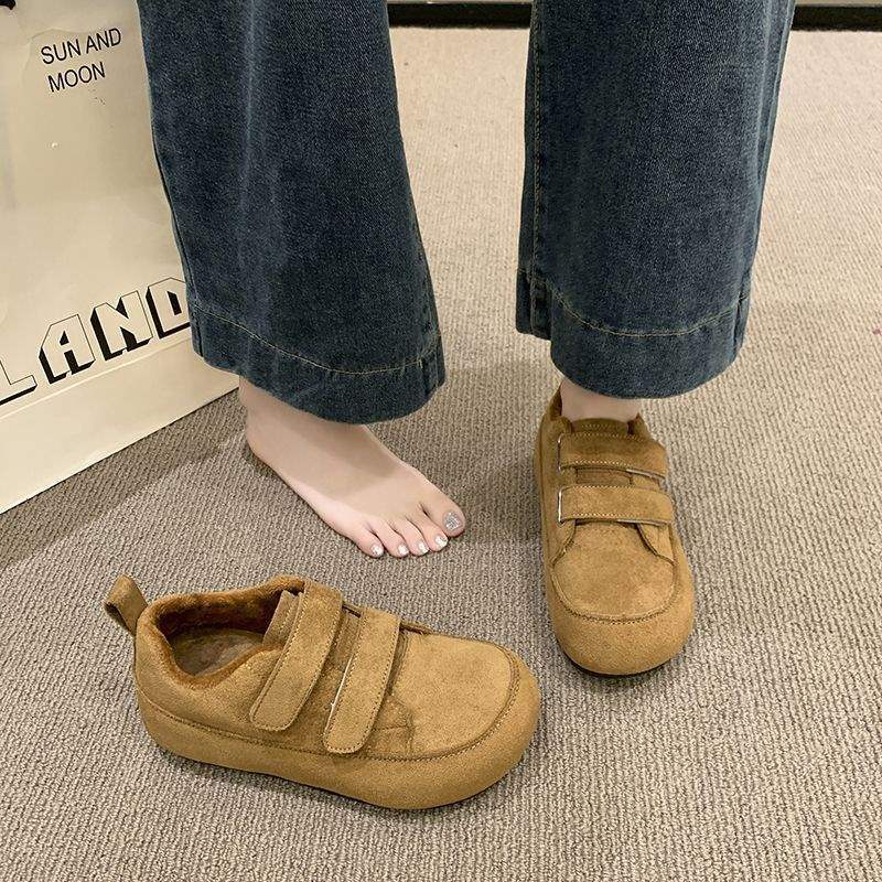 thick-soled velvet board shoes women's bread shoes 2025 winter new versatile Velcro casual sports thermal cotton shoes