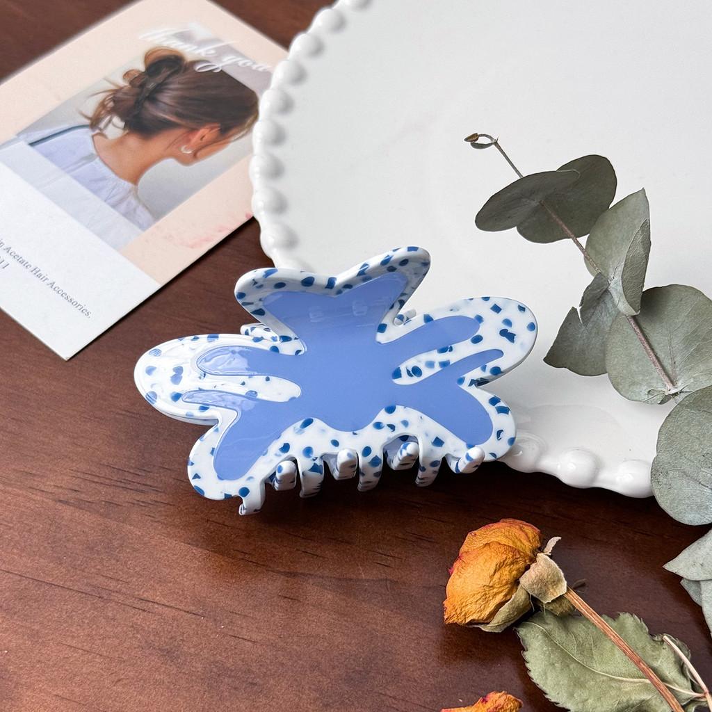 Snyggt och snyggt hårspänne för kvinnor i livfulla prickiga färger för trendiga uppsättningar