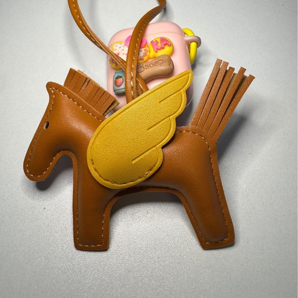 Schlüsselanhänger, kleine Pegasus-Tasche, Anhänger, PU-Leder Spiegelornament, Taschenanhänger, handgefertigter Lederpuppen-Schlüsselanhänger