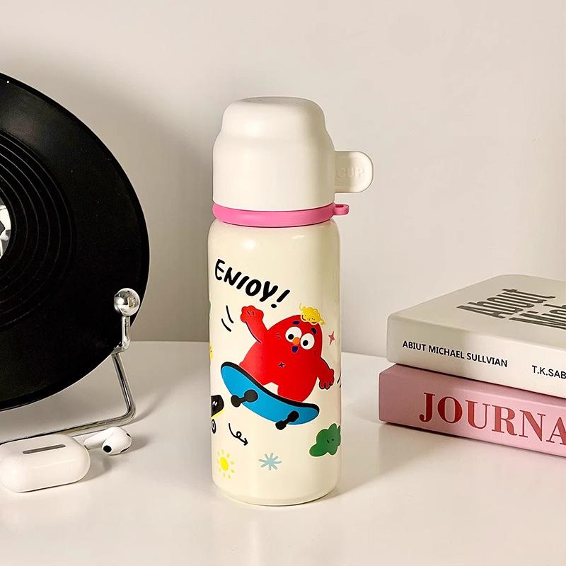 Elegancki kubek na wodę ze stali nierdzewnej z kreskówkową grafiką Uroczy dziecięcy kubek termiczny Jeden kubek Dwa wieczka Kubek ze słomką dla uczniów płci męskiej i żeńskiej