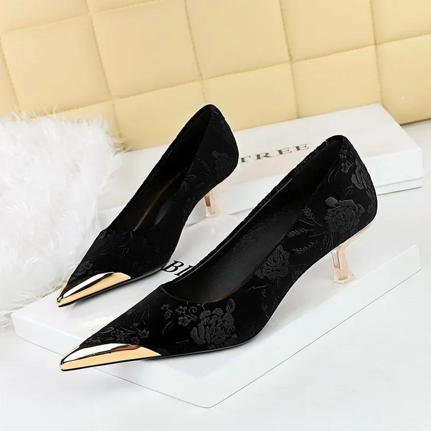 Fashion Autumn Luxury Metal Pointed Toe High Heels for Women Sexy Thin Low Heels Women Pumps Elegant Flower Suede Banquet Ladies Shoes