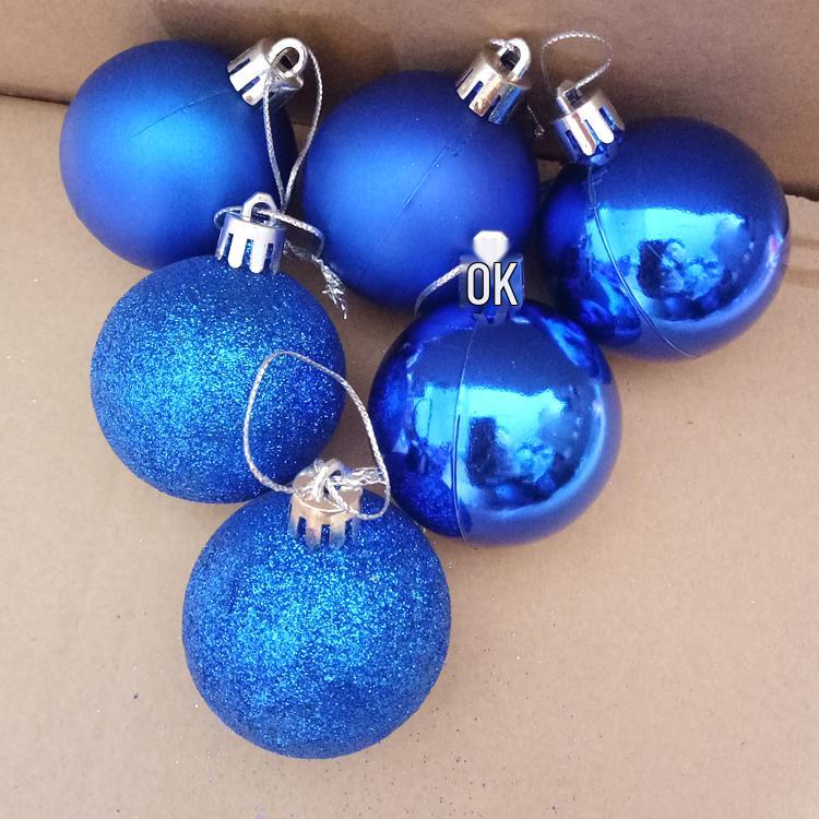 Weihnachtsbaum Ornamente: 6 galvanisierte Dekorationskugeln (7cm, 5cm) in Gold, Silber, Rot und Blau.