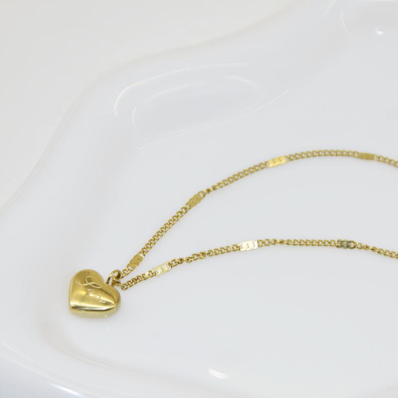 

Women s Summer Love Heart Necklace: Simple, Non-Fading, Light Luxury Peach Heart Choker in Titanium Steel.