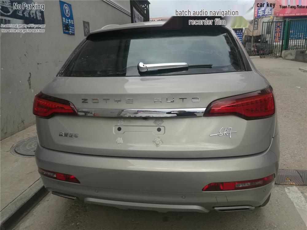 Otai Zotye SR7 Heckwischerverkleidung: Heller Streifen für modifizierte SR7