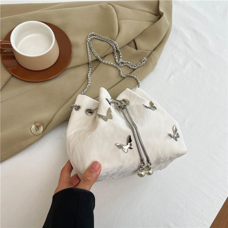 Niche design pleated strap butterfly shoulder messenger bag autumn new high-end versatile chain bucket bag