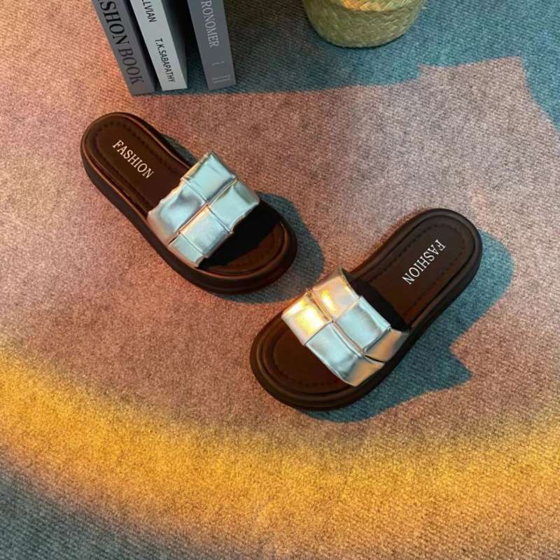 

Шлепанцы на толстой подошве для женской летней носки 2025 новые модели с юбками французские повседневные шлепки для ходьбы по грязи приморские пляжные сандалии 35