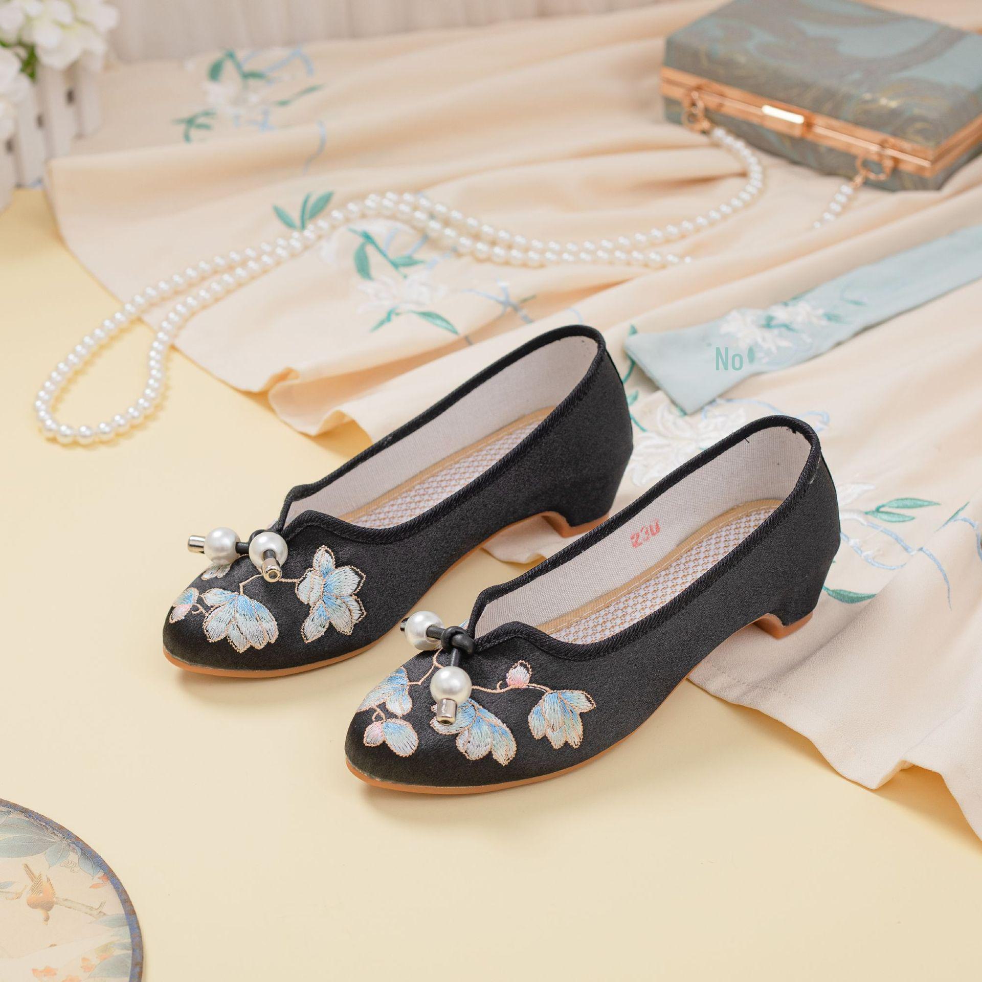 

Женские летние вышитые туфли на низком каблуке: Туфли-чеонгсам в этническом стиле из пекинской ткани с ретро-заостренным носком 36