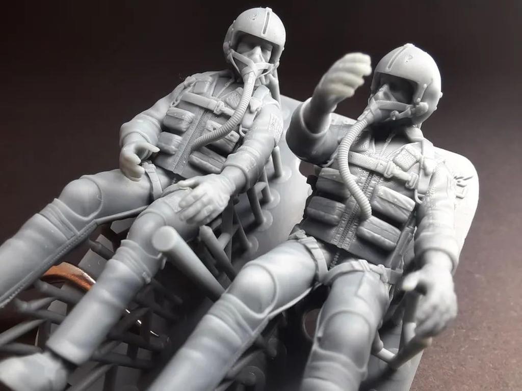 Rise144Models American Pilot Seated Posture Set 2 Plastic Model Parts RMA32002 1/32 1960s-1970s (2 Figures)