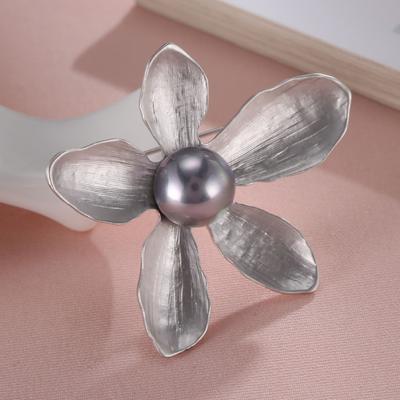 Five Petal Flower Brooch Fashionable Vintage Beautiful Charming Delicate Elegant Brooch Women Accessories