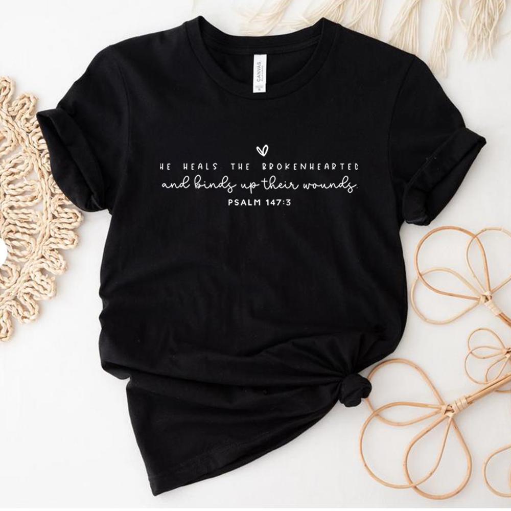 Lui guarisce i cuori spezzati Tshirt Maglietta per il dolore Maglietta cristiana Maglietta di Gesù Maglietta ispiratrice Magliette grafiche unisex Vestiti estetici