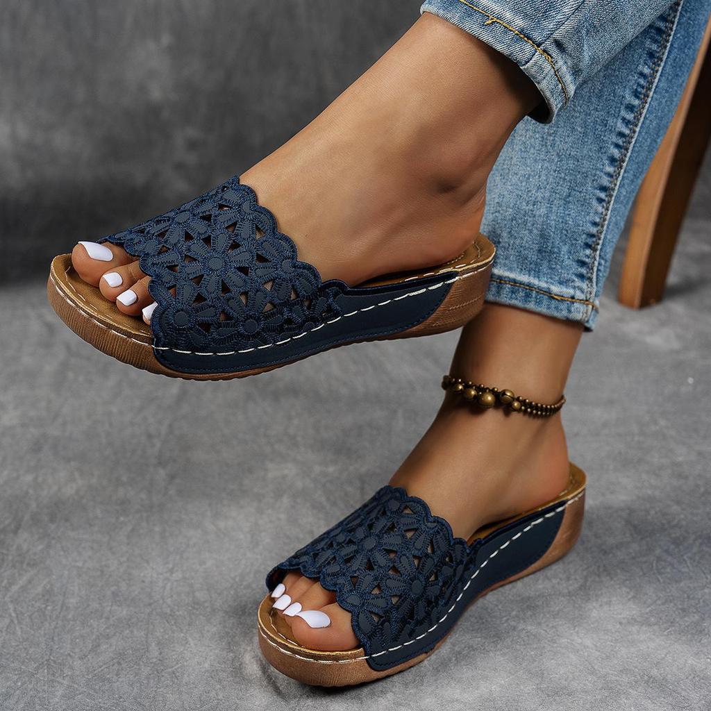 New Large-sized Floral Lace-up Platform Slippers for Women, Paired with Lightweight Wedge Sandals for Outdoor Use On The Beach.