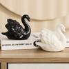 Figura di Anatra in Porcellana Statuetta Animale Ceramica Elegante da Collezione per Case Moderne Accento Ornamentale per Styling Interni Ufficio