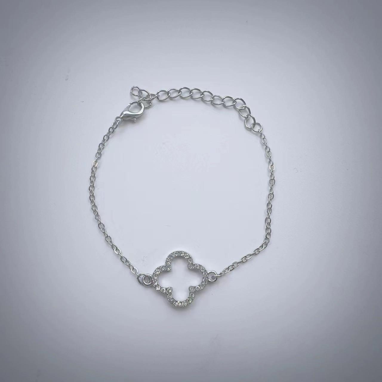 

Комплект из серег и ожерелья в корейском стиле Simple Clover — европейский/американский стиль, модный нишевый дизайн, полный бриллиант, 2 предмета