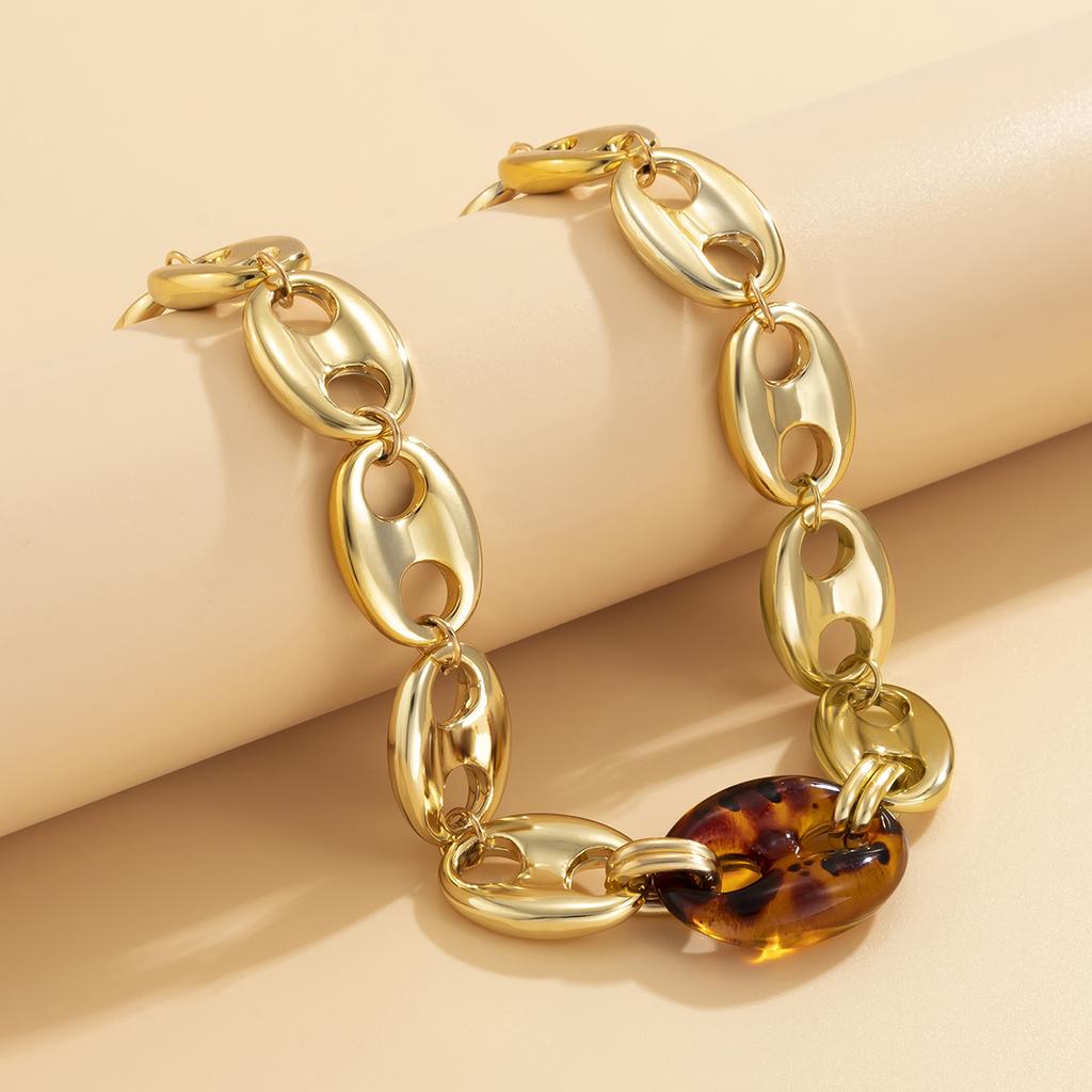 Accessories, retro exaggerated acrylic pig nose buckle necklace women, personalized retro texture single-layer necklace jewelry