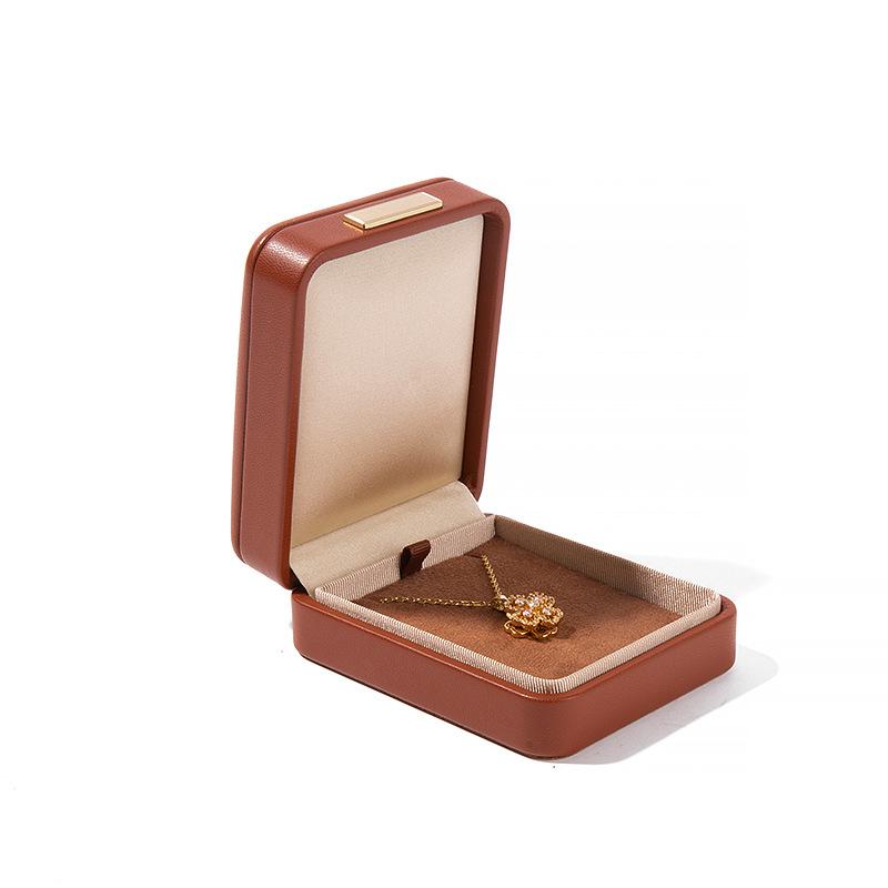 Högkvalitativ PU-läder Rundade Hörn Gyllene Spänne Smyckeskrin Ring Hänge Halsband Armband Förpackning Display Förvaringslåda