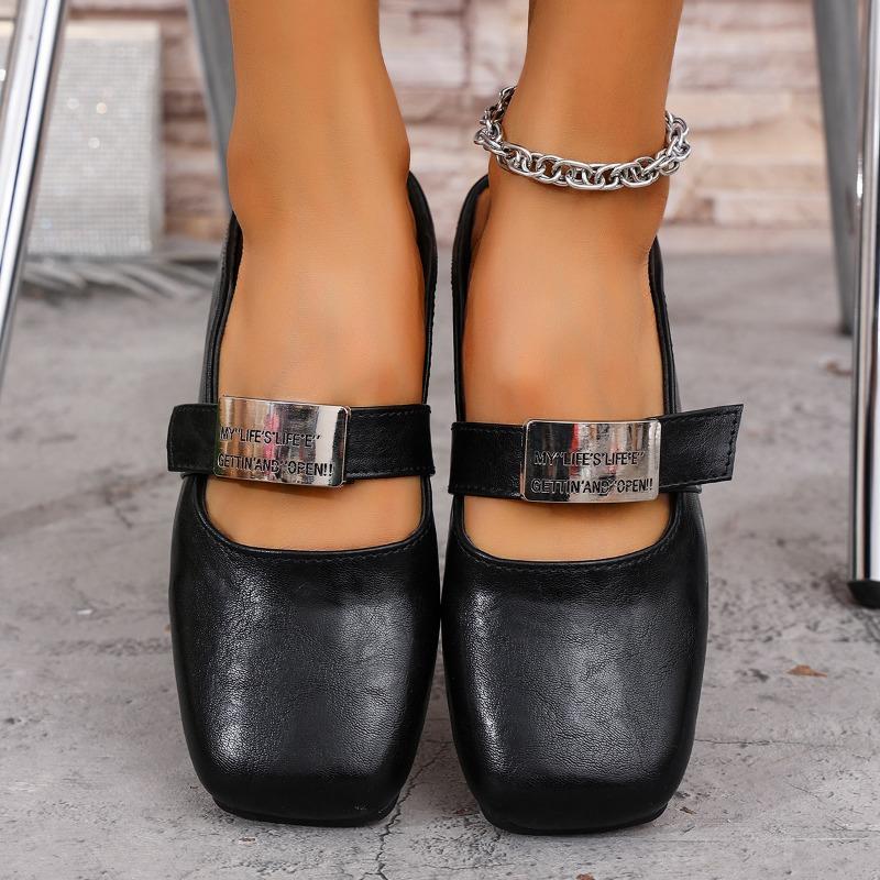 Fashion 2025 Summer Plus Size Women’s Closed Toe Slippers Outdoor Metal Decoration Low Heel Slippers for Fashion Daily Concise Sandals