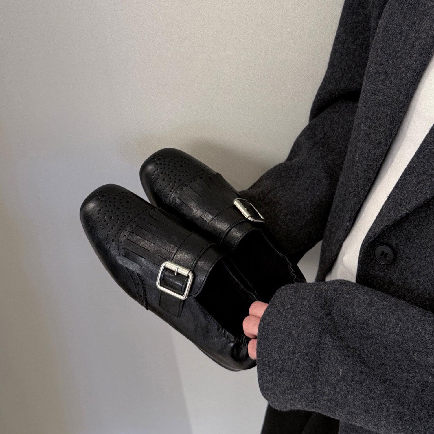 

Огромные красивые бархатные лоферы женские осенне-зимние броги маленькие кожаные туфли 2025 новая популярная модная универсальная модель, визуально уменьшающая стопу 40