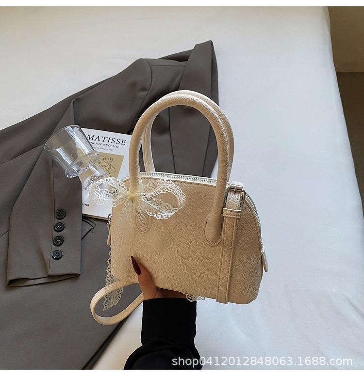 

Женская простая сумка-ракушка для поездок 2025 модная и популярная сумка через плечо в иностранном стиле, нишевая высококлассная сумочка белый