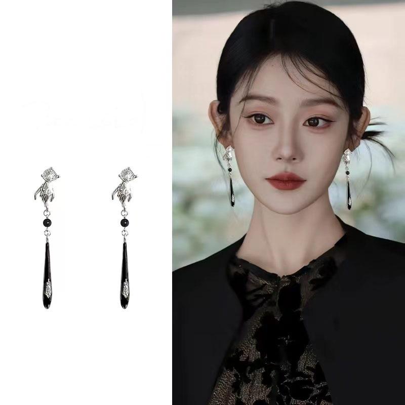 

Vintage Chinese Pearl Ear Clips: Elegant Retro Design with Unique Pendant