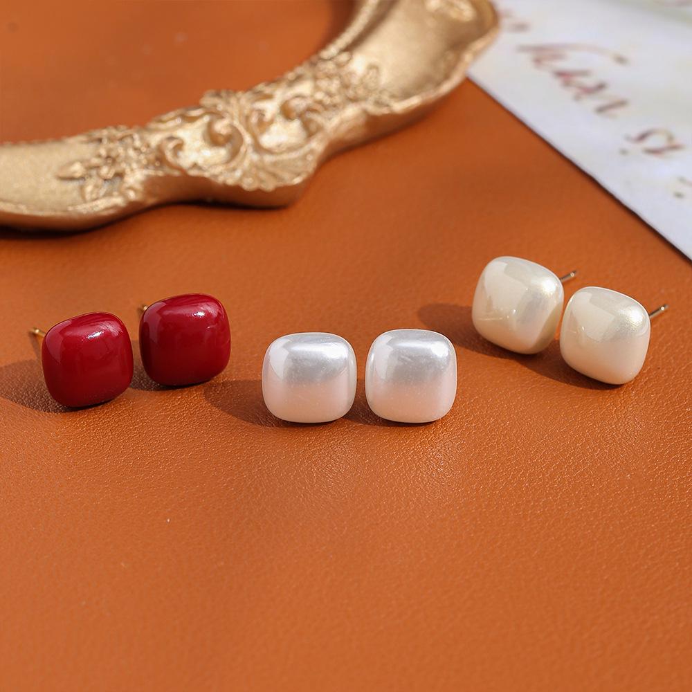 

Elegant Geometric Pearl Cube Earrings - Simple, Fashionable, and Versatile