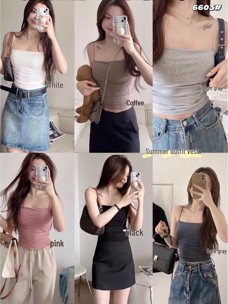 Kořenitý korejský řasený tank na špagetová ramínka s racerback střihem, polstrovaným bandeau poprsím a přiléhavým střihem bez rukávů.