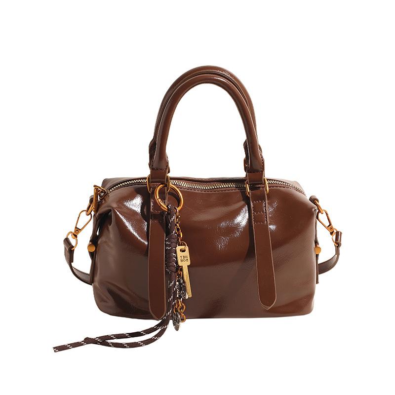 

Retro high-value portable pillow bag women s 2025 autumn and winter new fashion shoulder bag versatile commuter messenger bag коричневий