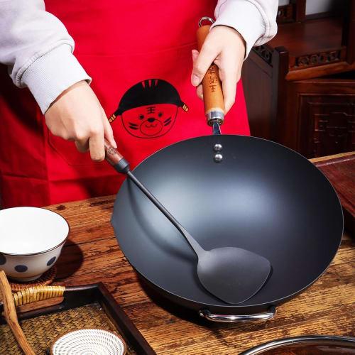 Wok-specific Spatula, Made of Iron Nitride, Rust-resistant, with a Natural Wood Handle, Easy-to-grip Design, and Holes for Hanging, Preventing Burns.