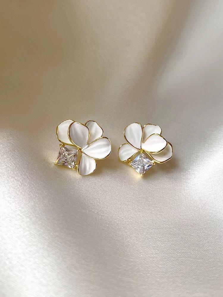 2023 Spring/Summer Elegant Korean Style White Drip Glaze Cubic Zirconia Flower Earrings