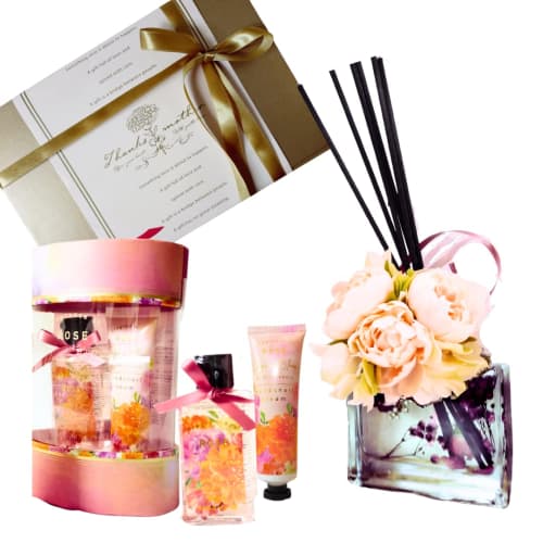 

This gift set includes an aroma diffuser, art flowers, hand soap, hand cream, and nail cream. It also includes a herbarium diffuser and aroma oils. Pe