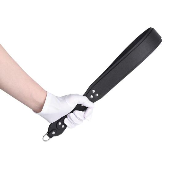 BDSM Doppellagiger Klatscher mit roten Akzenten Kunstleder Klatschspielzeug mit Nietenverstärkung Knackendes Geräusch Flexible Haptik Ergonomischer Schlaufengriff
