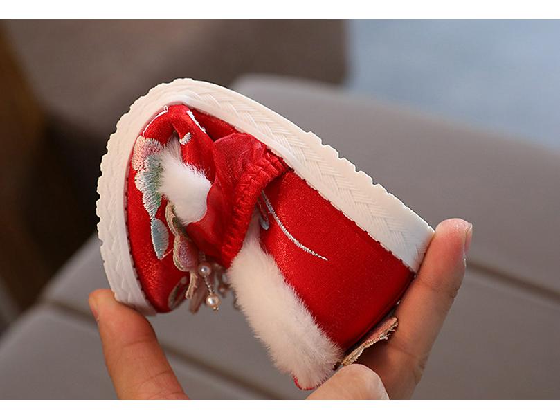 Winter Velvet Hanfu Shoes: Embroidered Chinese-Style Footwear for Children & Women with Thick Cotton for Warmth, Perfect with Ma Mian Skirts.