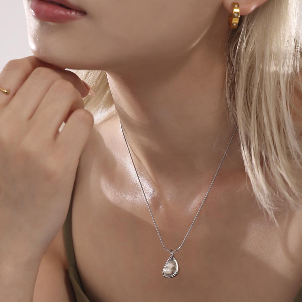 Stylish freshwater pearl versatile high-end necklace personalized simple titanium steel gold-plated