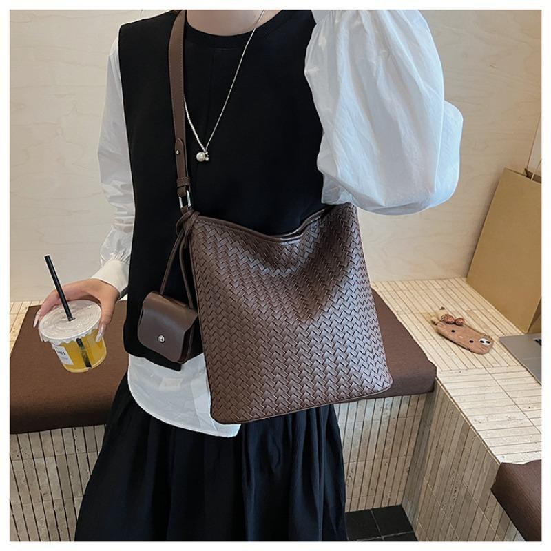 Large-capacity Woven Bag Women's Summer New Versatile Single Shoulder Crossbody Mother and Child Bag Commuter Bucket Bag