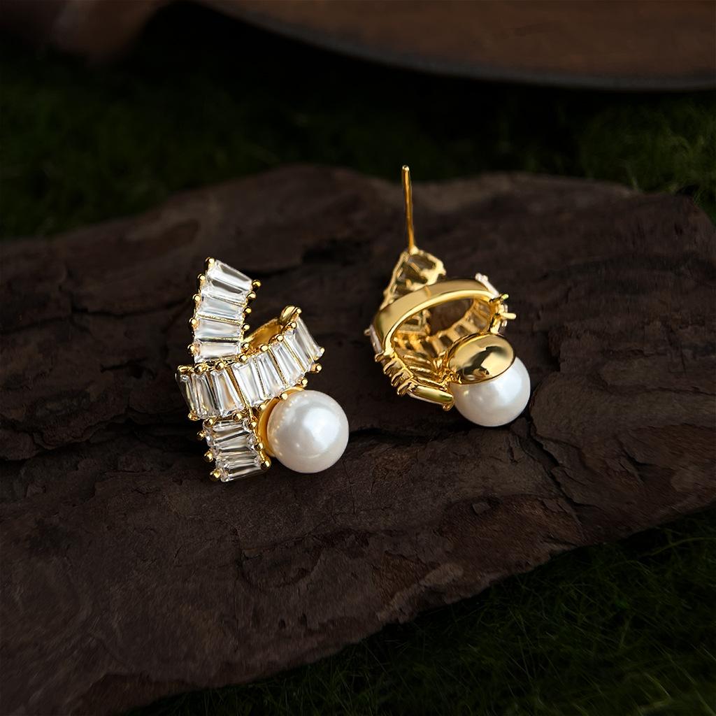 

Original Gold-Plated Zircon Stud Earrings: Geometric Cross, French Retro Elegant Style