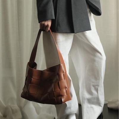 Bolsa de couro trançado artesanal de alta qualidade: Bolsa de ombro versátil e de grande capacidade, estilo celebridade.