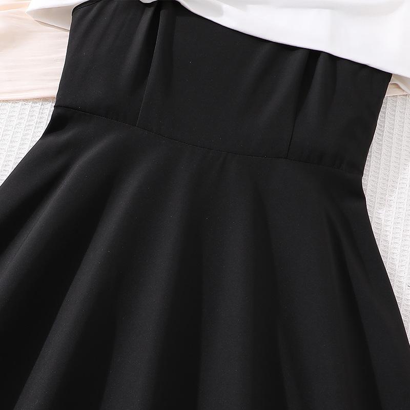 Modische Kleider für Mädchen: Elegantes Schwarz-Weiß Color-Blocking Spaghettiträgerkleid für Kinder, Frühling/Sommer