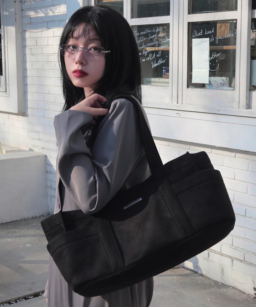 Macoi Big Square Suede Baguette Shoulder Dot Bag [Black]