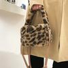 Hochwertige Plüschtasche, Eine Handtasche aus rosa Leopardenfell, Eine süße und modische Hand-Crossbody-Tasche für Frauen