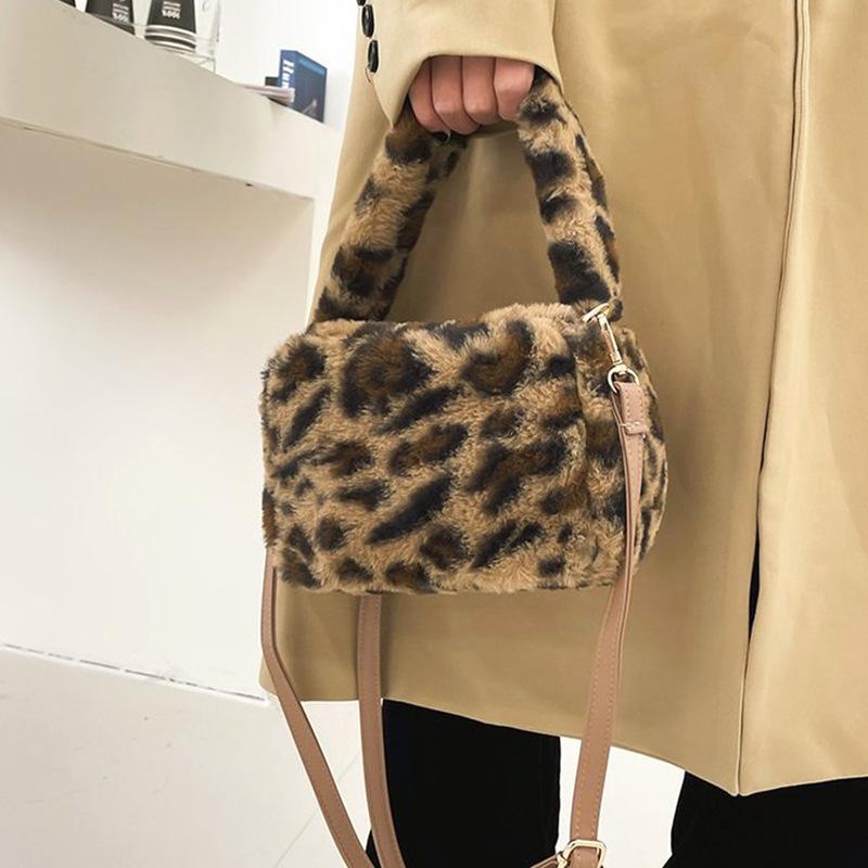 Hochwertige Plüschtasche, Eine Handtasche aus rosa Leopardenfell, Eine süße und modische Hand-Crossbody-Tasche für Frauen