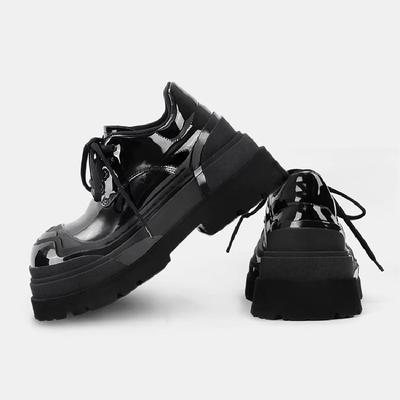 Modne czarne lakierowane buty damskie z metalową ozdobą Punkowe z okrągłym noskiem Płaskie buty damskie Gruba podeszwa Ręcznie robione Chaussures Femme