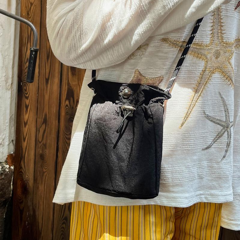 Lightweight Women's Nylon Crossbody Bag: Minimalist Japanese & Korean Style Coin Purse, Casual & Versatile.