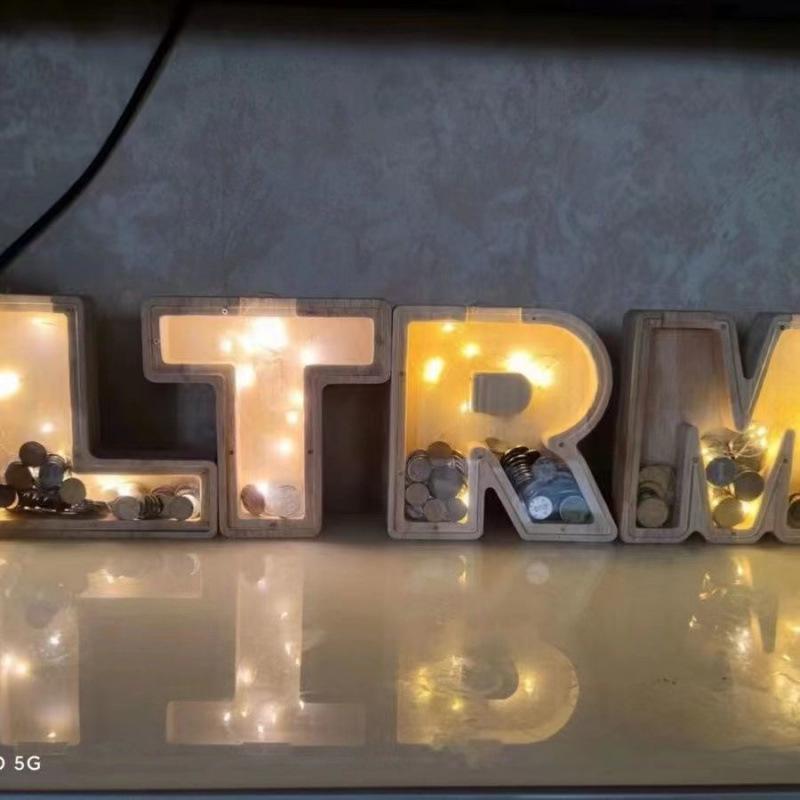 Drewniana Kreskówkowa Skarbonka z Literkami - Przezroczysty Pojemnik na Monety Ozdoba Prezent