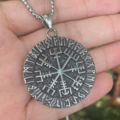 Ciondolo Bussola in Acciaio Inossidabile, Collana Disco del Vento Scuro, Accessori Personalizzati Retrò in Acciaio di Titanio
