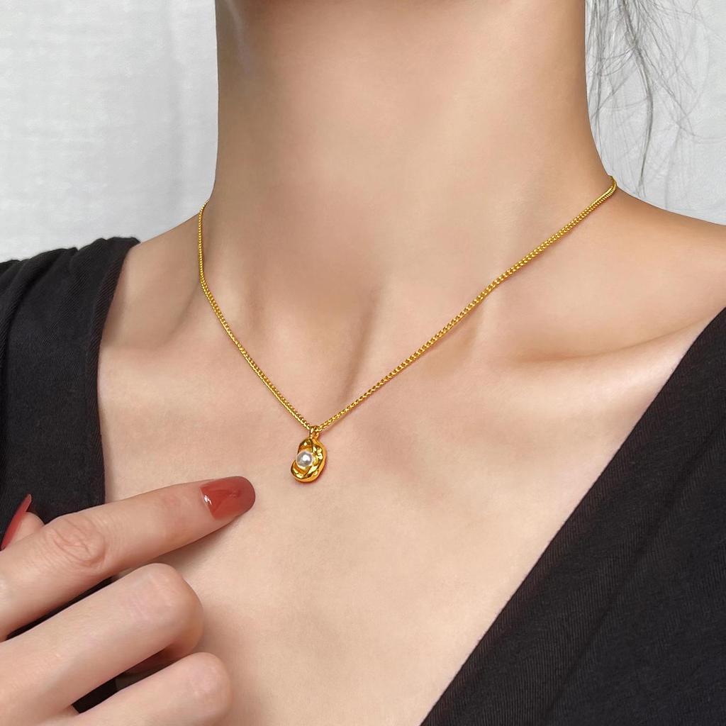 Halskette aus 18 Karat Gold mit Anhänger aus Titanstahl - Trendige Damen-Schlüsselbeinkette